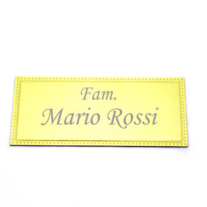 Targhetta Per Porta Ingresso Personalizzata: Targa rettangolare alluminio lucido dorato con Incisione laser, Design piatta , 4,5x10x0,2 cm per Porte o muri.