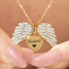 Collana dorata con piccole ali d’angelo  con incisione, collana con ciondolo a forma di cuore, gioielli commemorativi personalizzati con ali d’angelo per mamma/nonna/lei - immagine 2