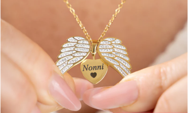 Collana acciaio dorato con ali d'angelo con incisione OMAGGIO, collana con ciondolo a forma di cuore, gioielli commemorativi personalizzati con ali d'angelo per mamma/papà/nonna/lei