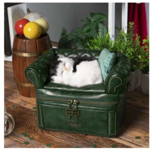 The Clover Inn Chesterfield Sofa Bag Vendula London in Pelle Vegana Verde con Dettaglio il  gatto borsa beauty