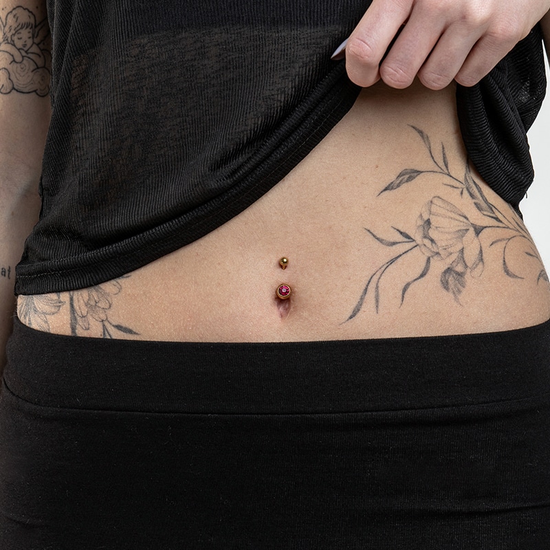 Piercing per ombelico dorato a Banana con Sfera Cristallo Il piercing - immagine 3